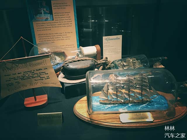 机场的展示橱窗里摆着和航海相关的物件